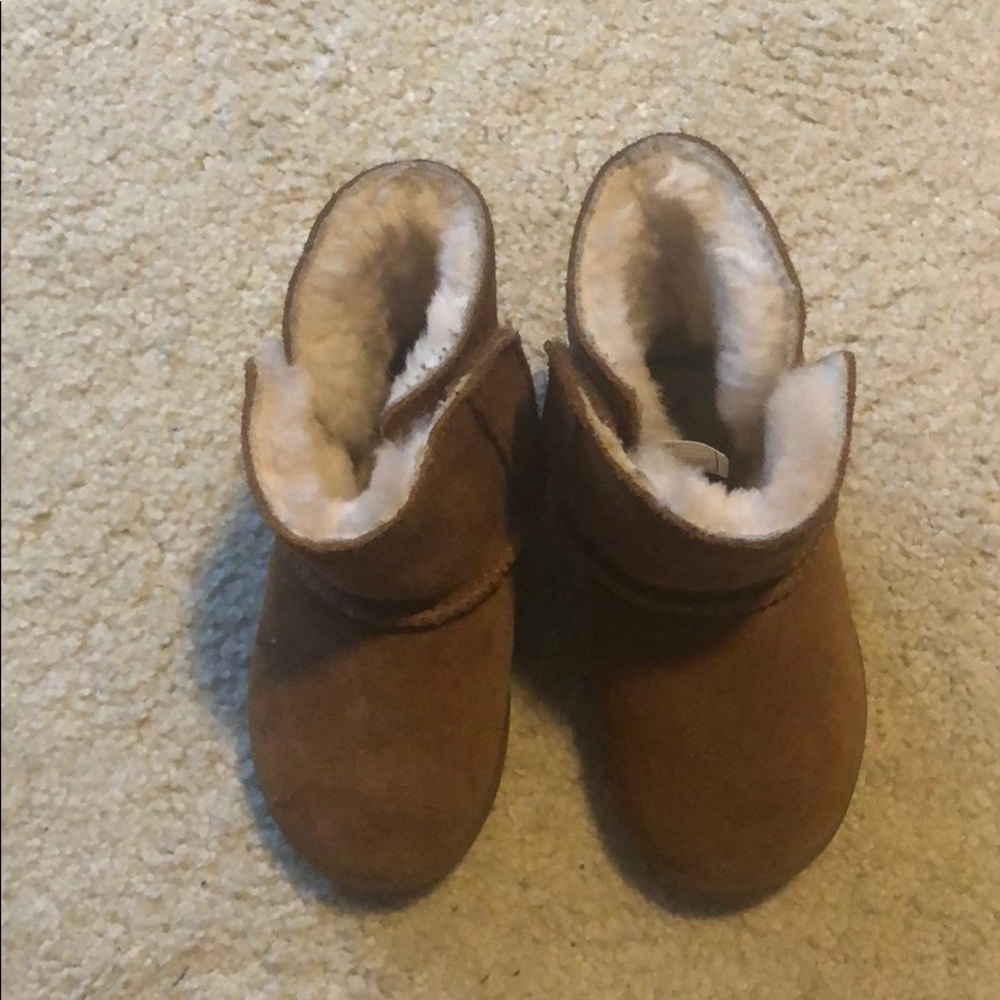 Size 6 toddler uggs